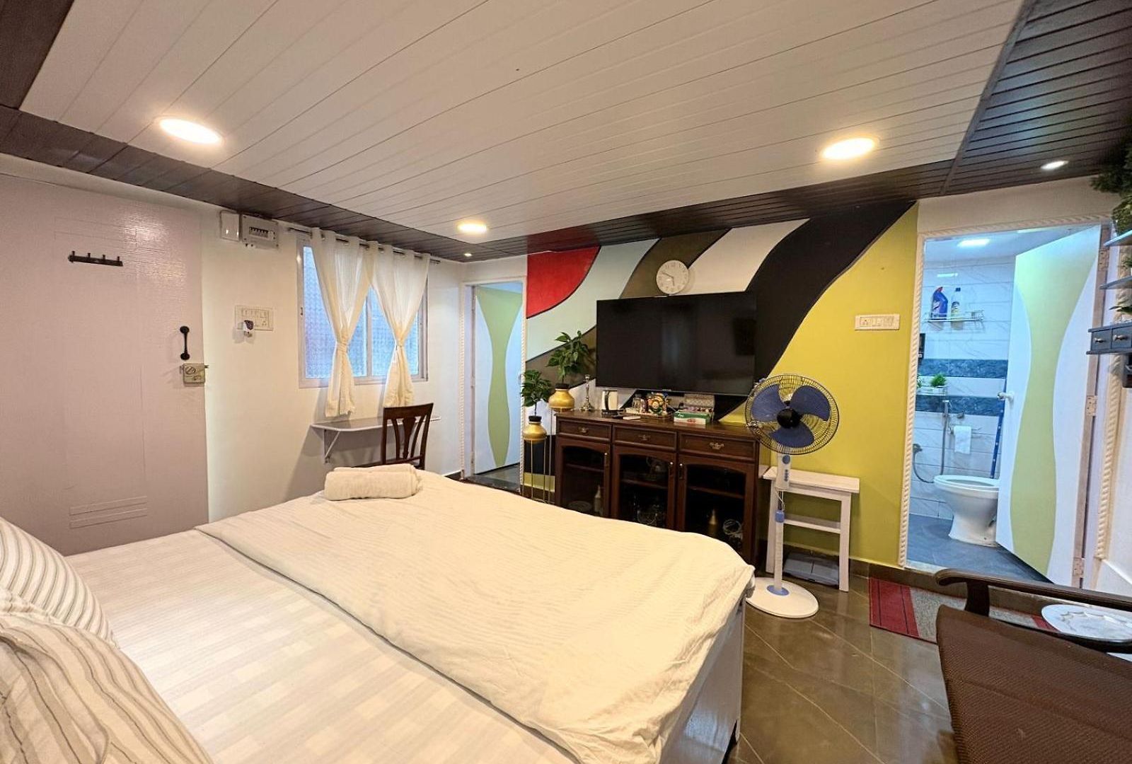 Independent 25 Corner House Bandra West Apartment *