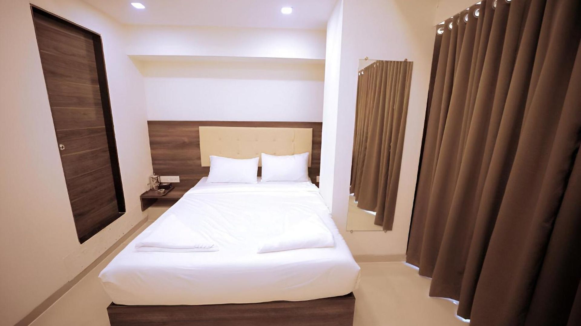 Hotel Retreats At Precious Pearl - Near International Airport !