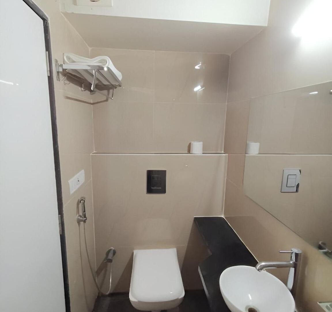 Hotel Retreats At Precious Pearl - Near International Airport ! Mumbai