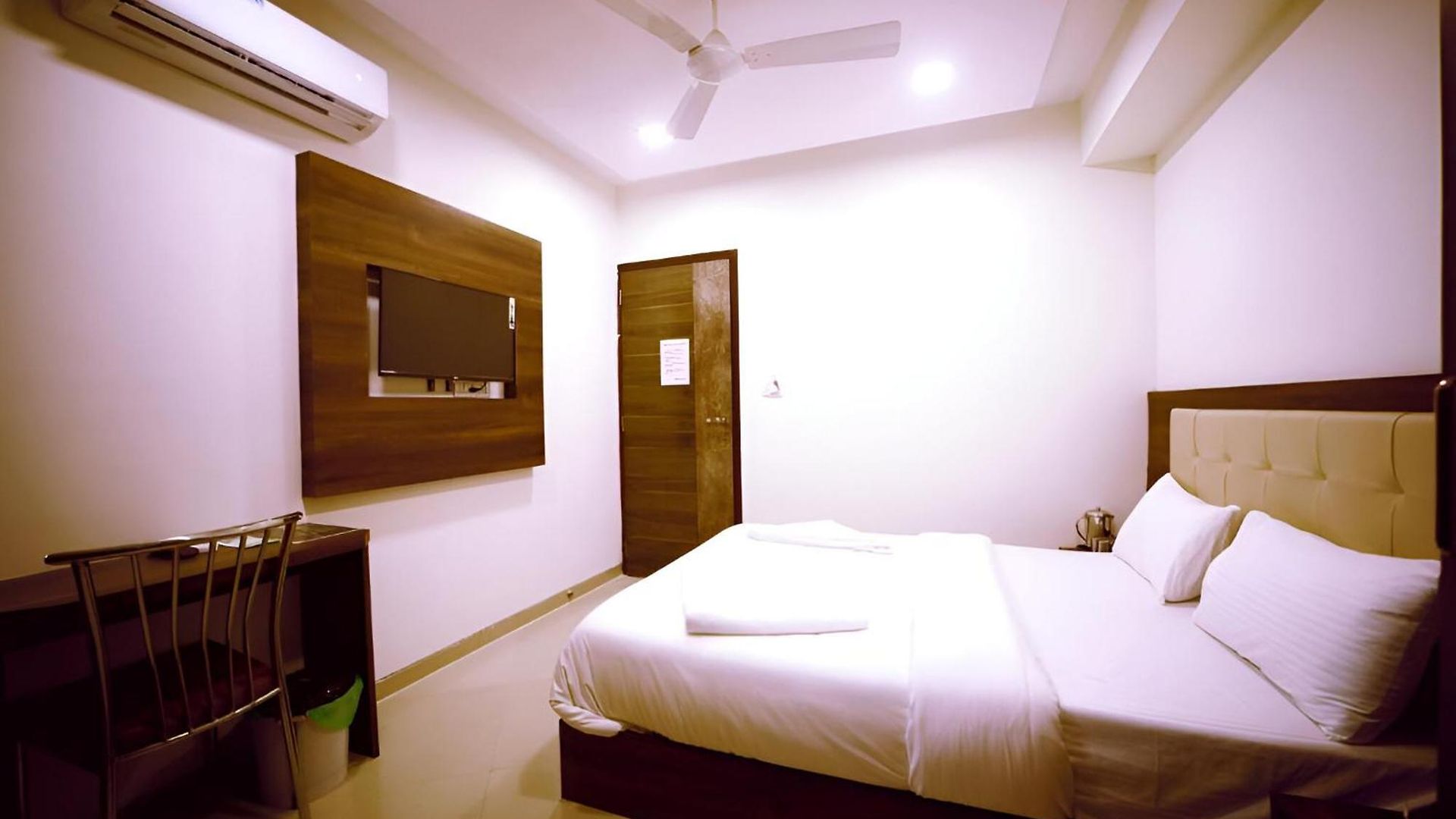 Retreats At Precious Pearl - Near International Airport ! Mumbai