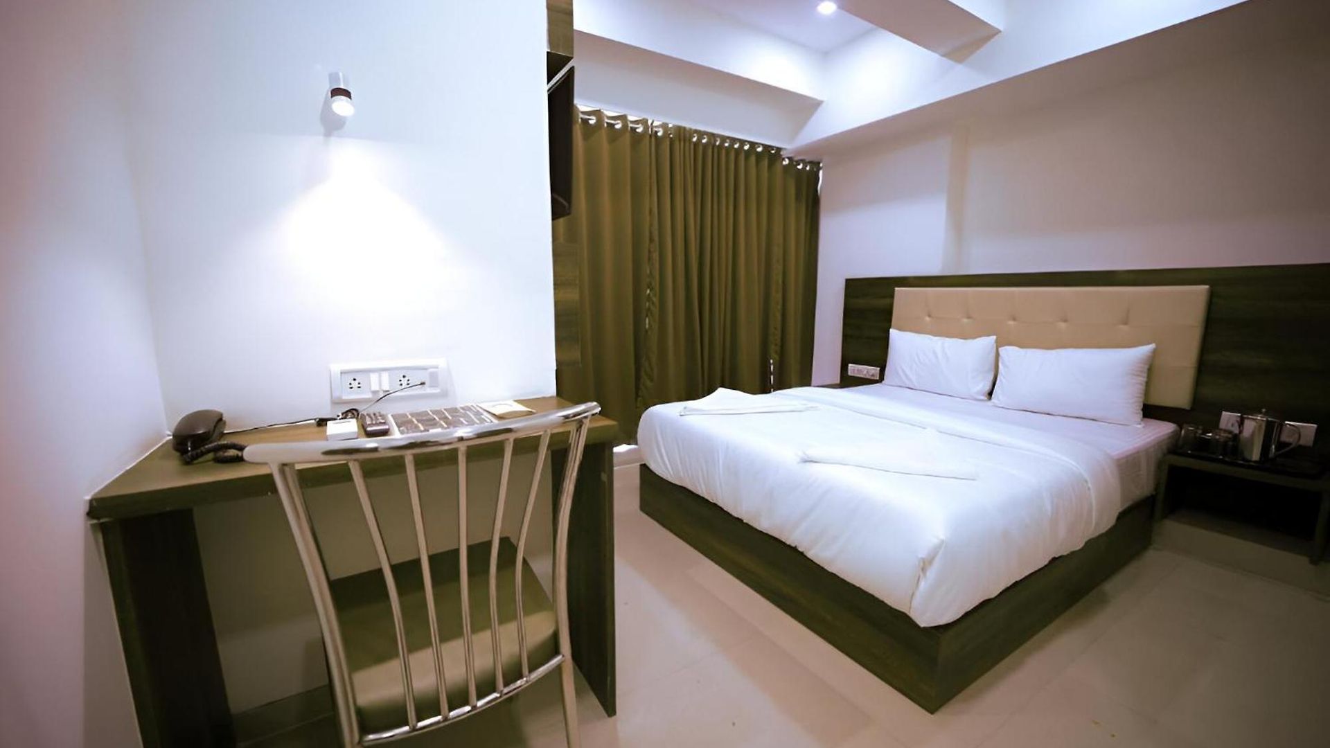 Hotel Retreats At Precious Pearl - Near International Airport !