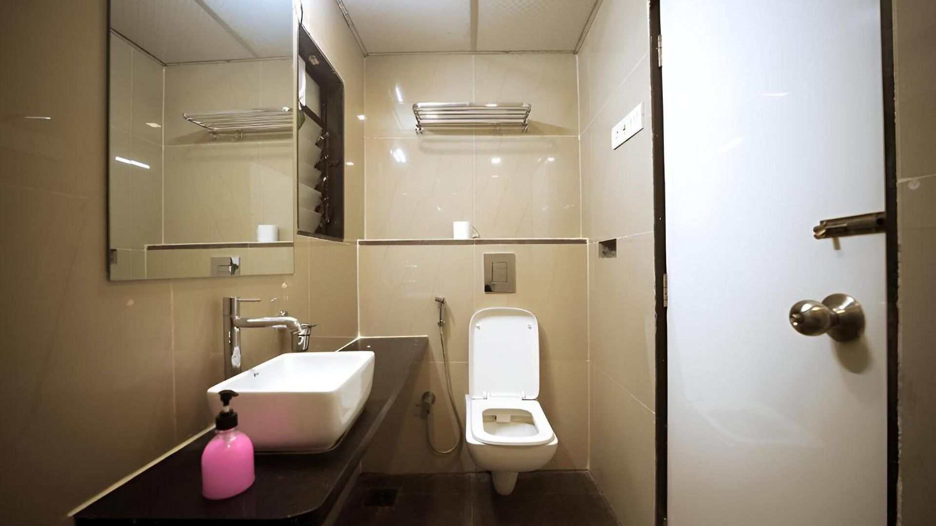 Hotel Retreats At Precious Pearl - Near International Airport ! 3*