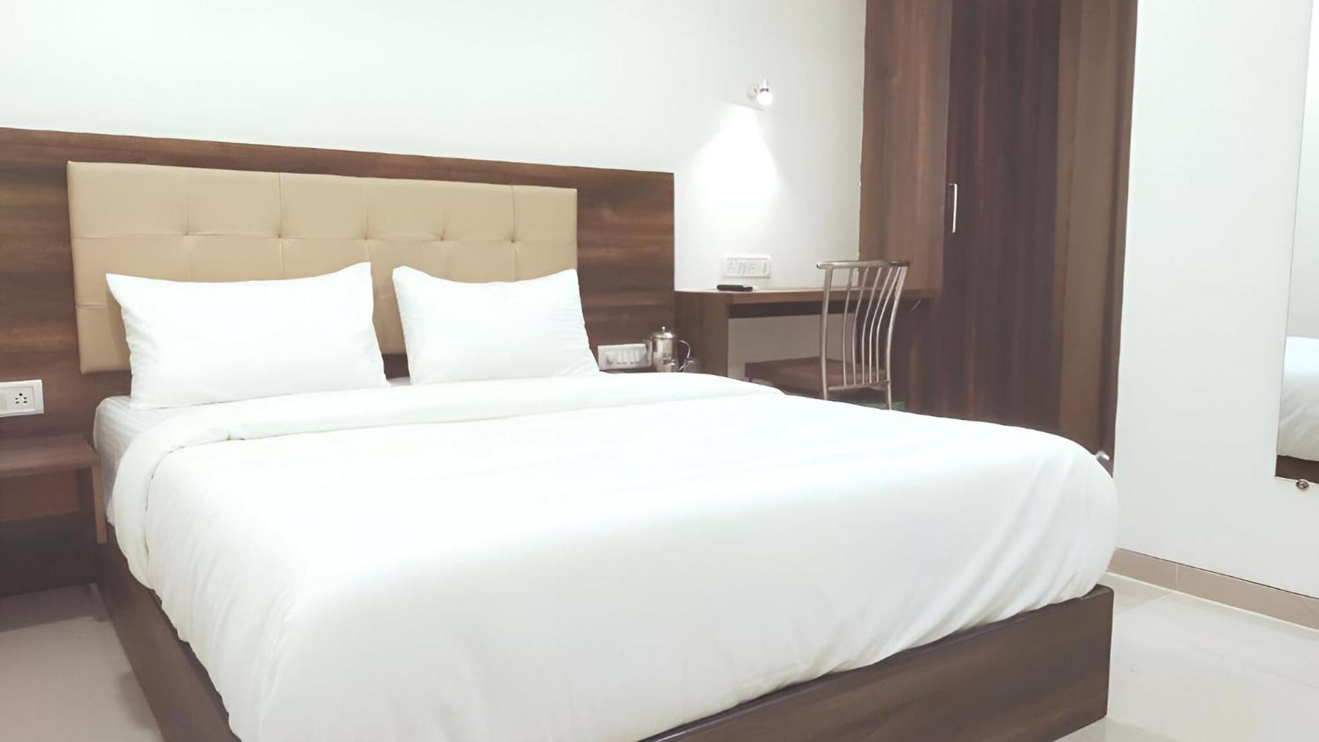 Retreats At Precious Pearl - Near International Airport ! Hotel Mumbai