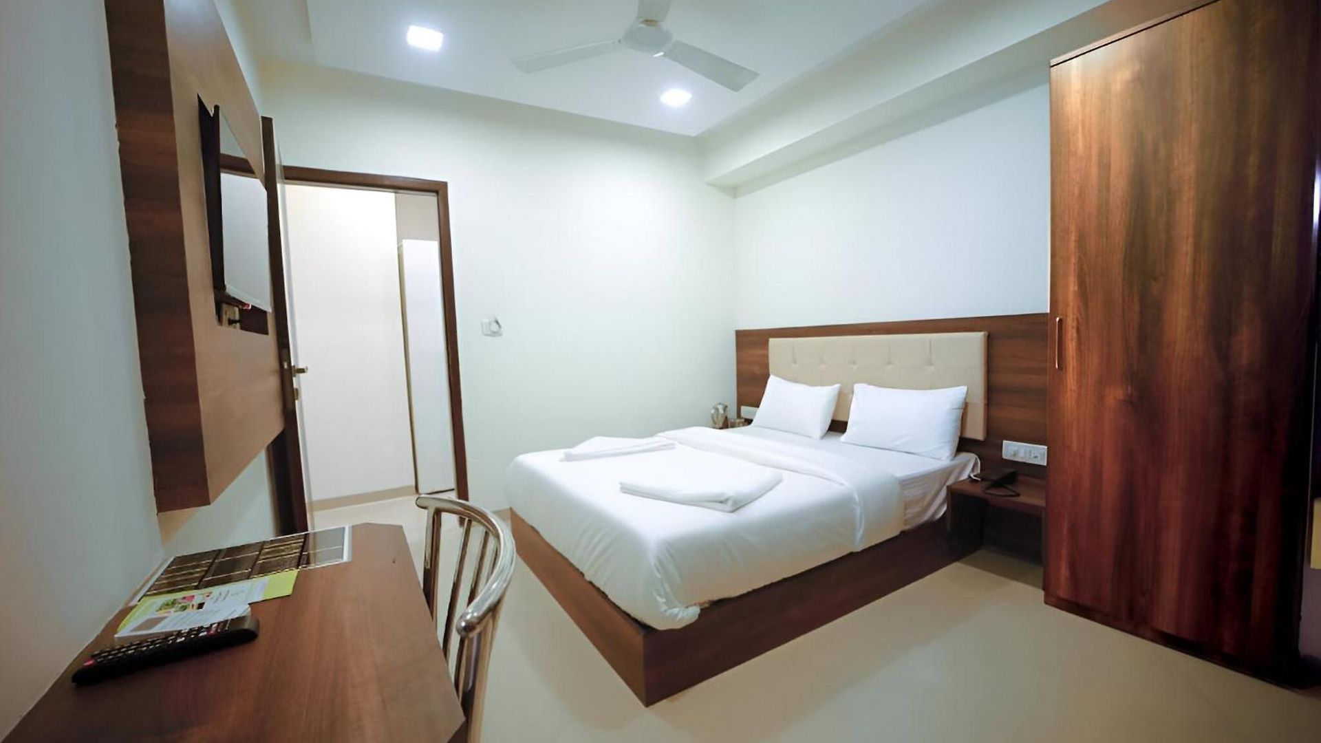 Hotel Retreats At Precious Pearl - Near International Airport ! Mumbai