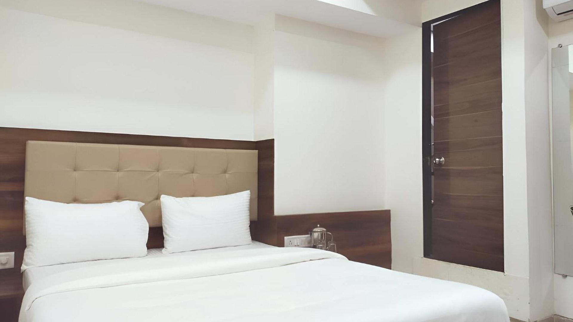Retreats At Precious Pearl - Near International Airport ! Hotel