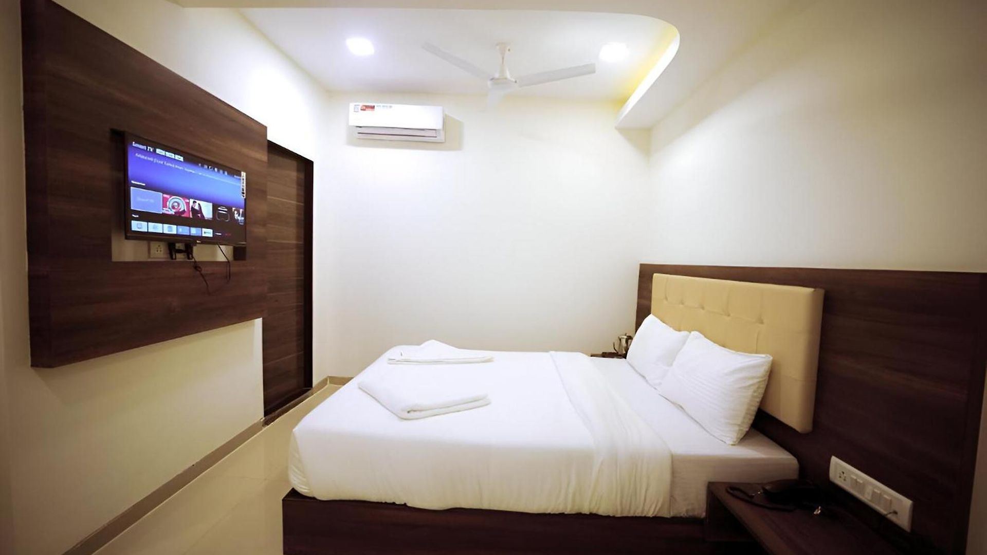 Hotel Retreats At Precious Pearl - Near International Airport !