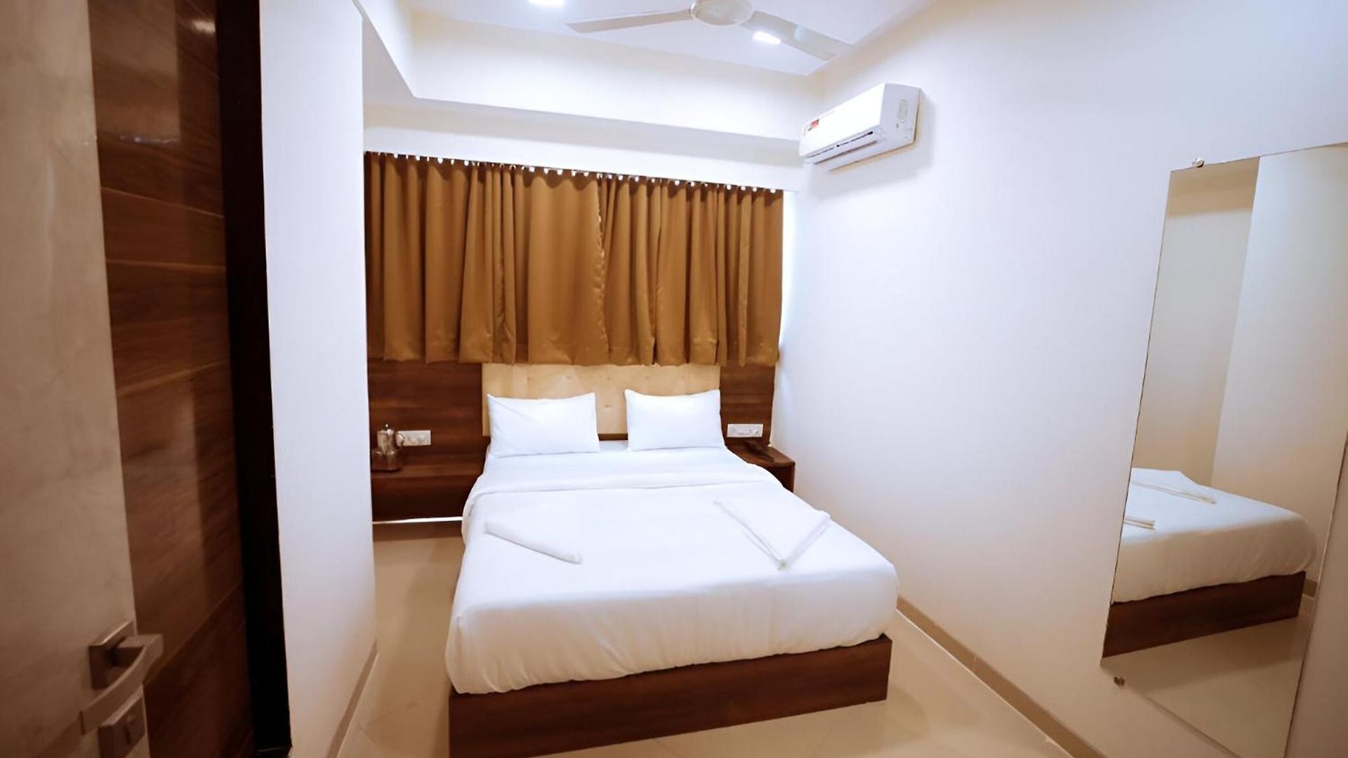 Retreats At Precious Pearl - Near International Airport ! Hotel Mumbai