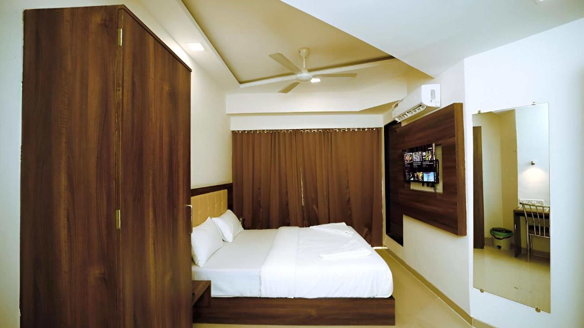 Hotel Retreats At Precious Pearl - Near International Airport ! Mumbai