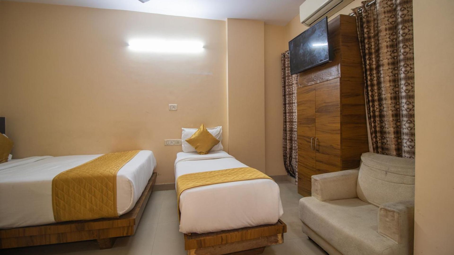 Hotel Crystal Palace Near Us Consulate Bandra Kurla Complex Mumbai Near Mumbai Airport Mumbai Mumbai