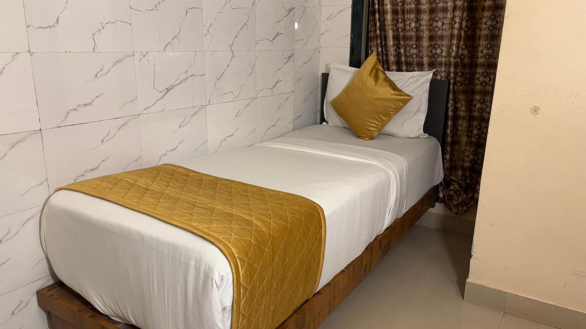 Hotel Crystal Palace Near Us Consulate Bandra Kurla Complex Mumbai Near Mumbai Airport Mumbai Mumbai