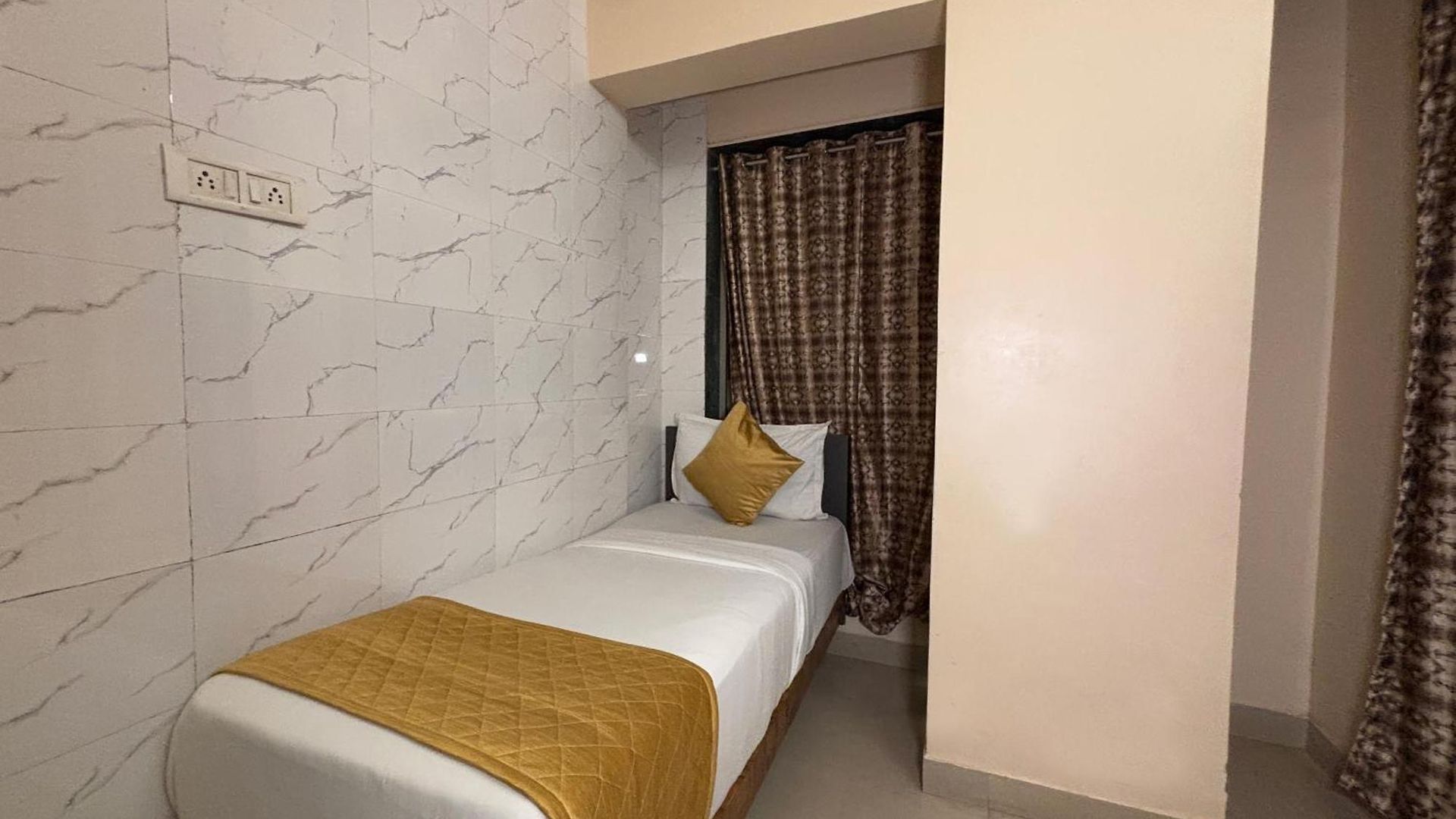 Hotel Crystal Palace Near Us Consulate Bandra Kurla Complex Mumbai Near Mumbai Airport Mumbai 3*