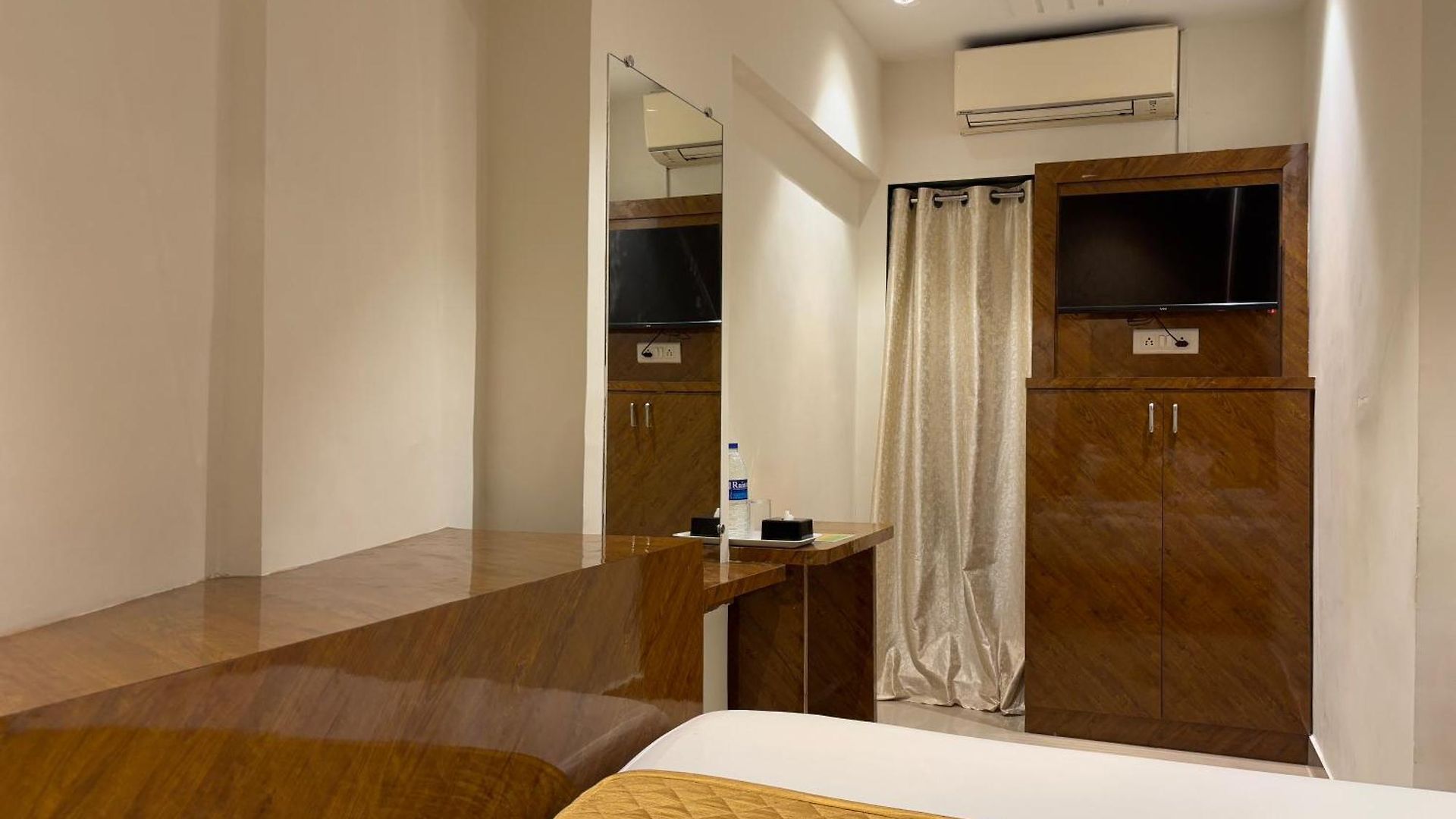 Crystal Palace Near Us Consulate Bandra Kurla Complex Mumbai Near Mumbai Airport Mumbai Hotel Mumbai