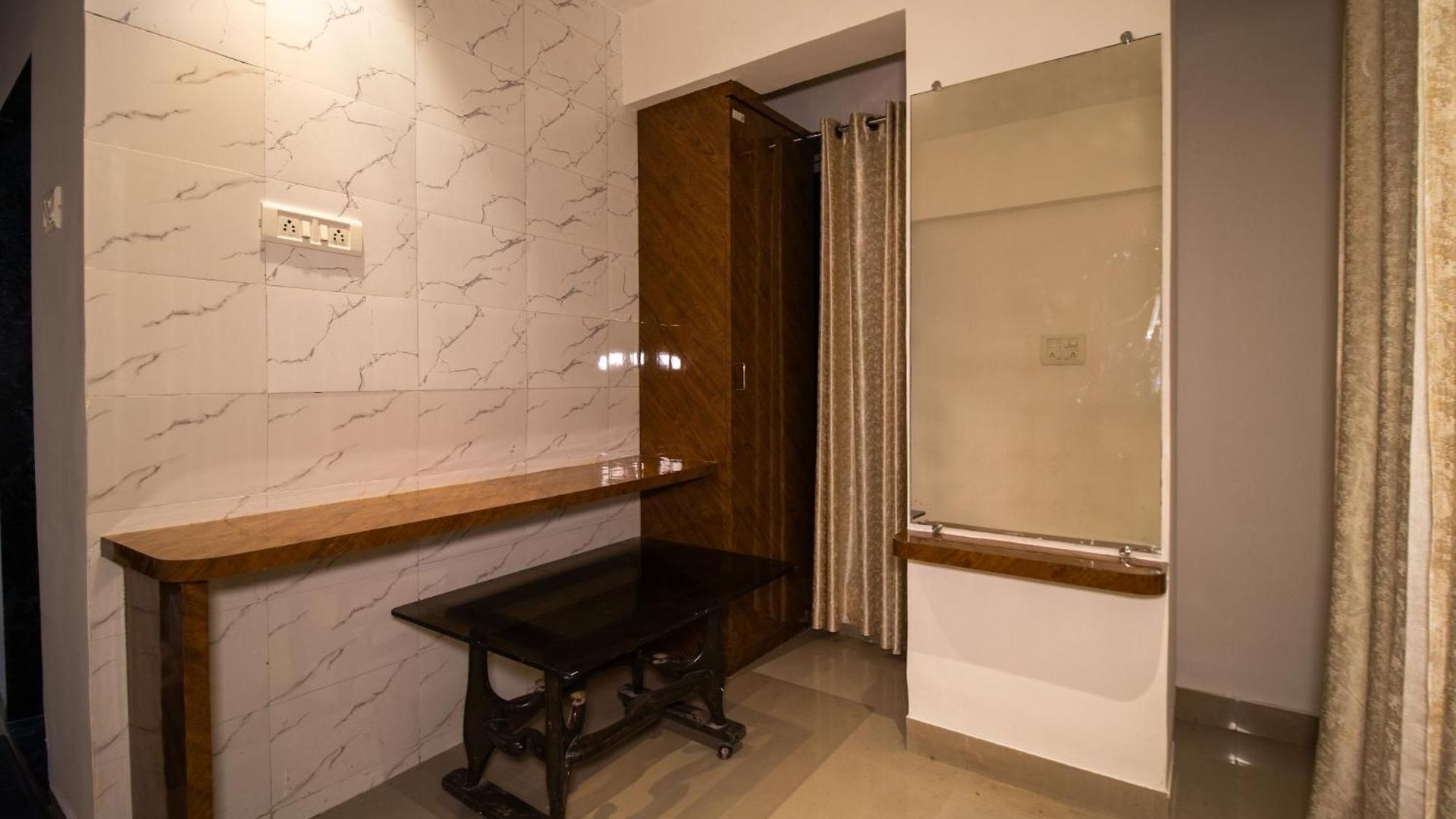 Hotel Crystal Palace Near Us Consulate Bandra Kurla Complex Mumbai Near Mumbai Airport Mumbai 3*