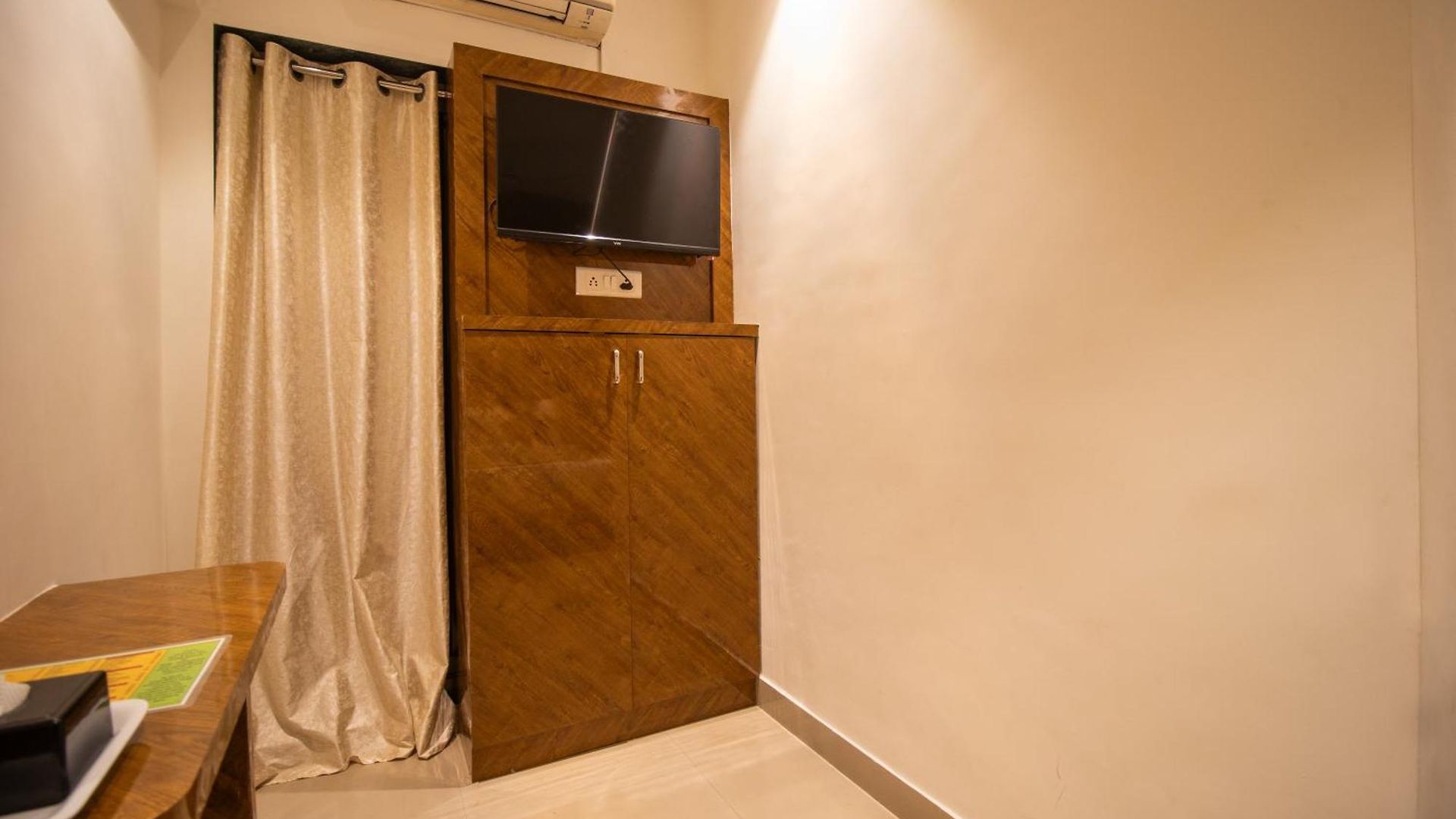Hotel Crystal Palace Near Us Consulate Bandra Kurla Complex Mumbai Near Mumbai Airport Mumbai 3*