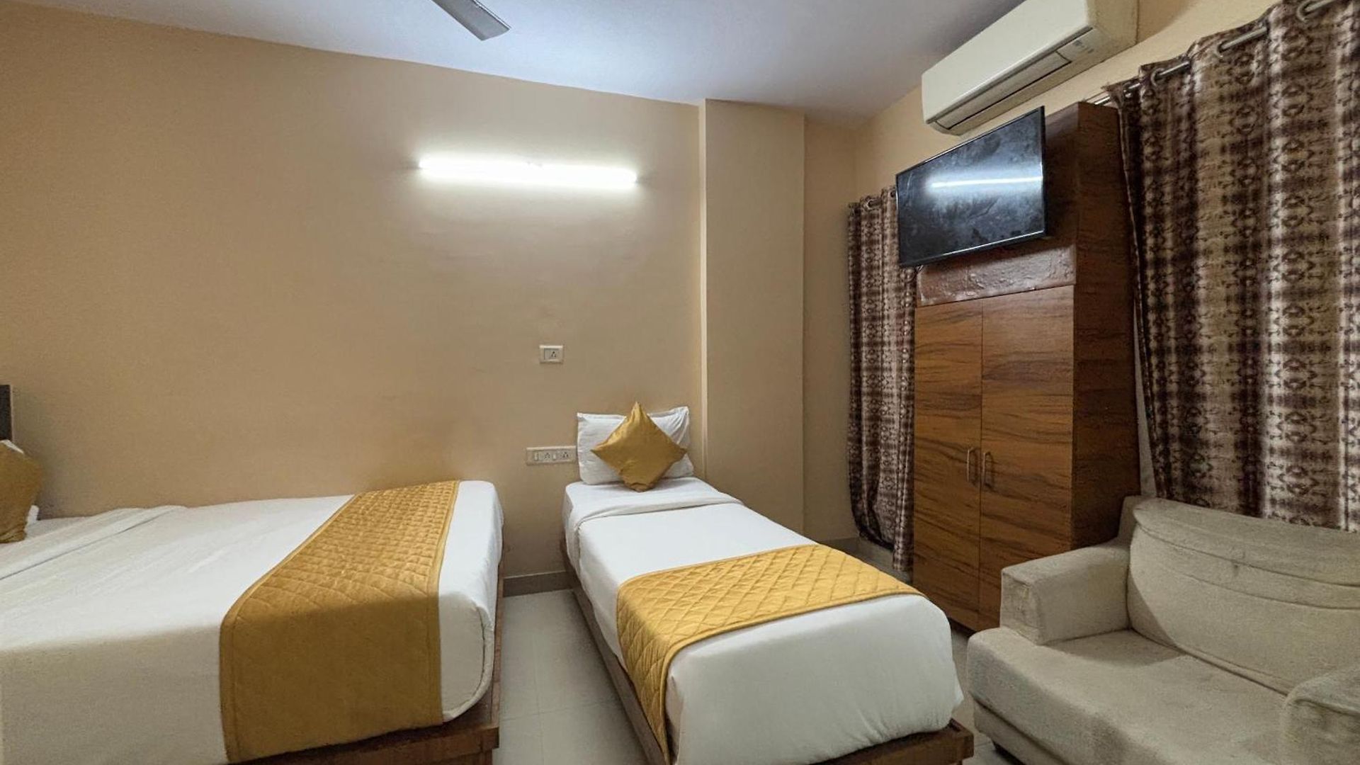 Hotel Crystal Palace Near Us Consulate Bandra Kurla Complex Mumbai Near Mumbai Airport Mumbai Mumbai