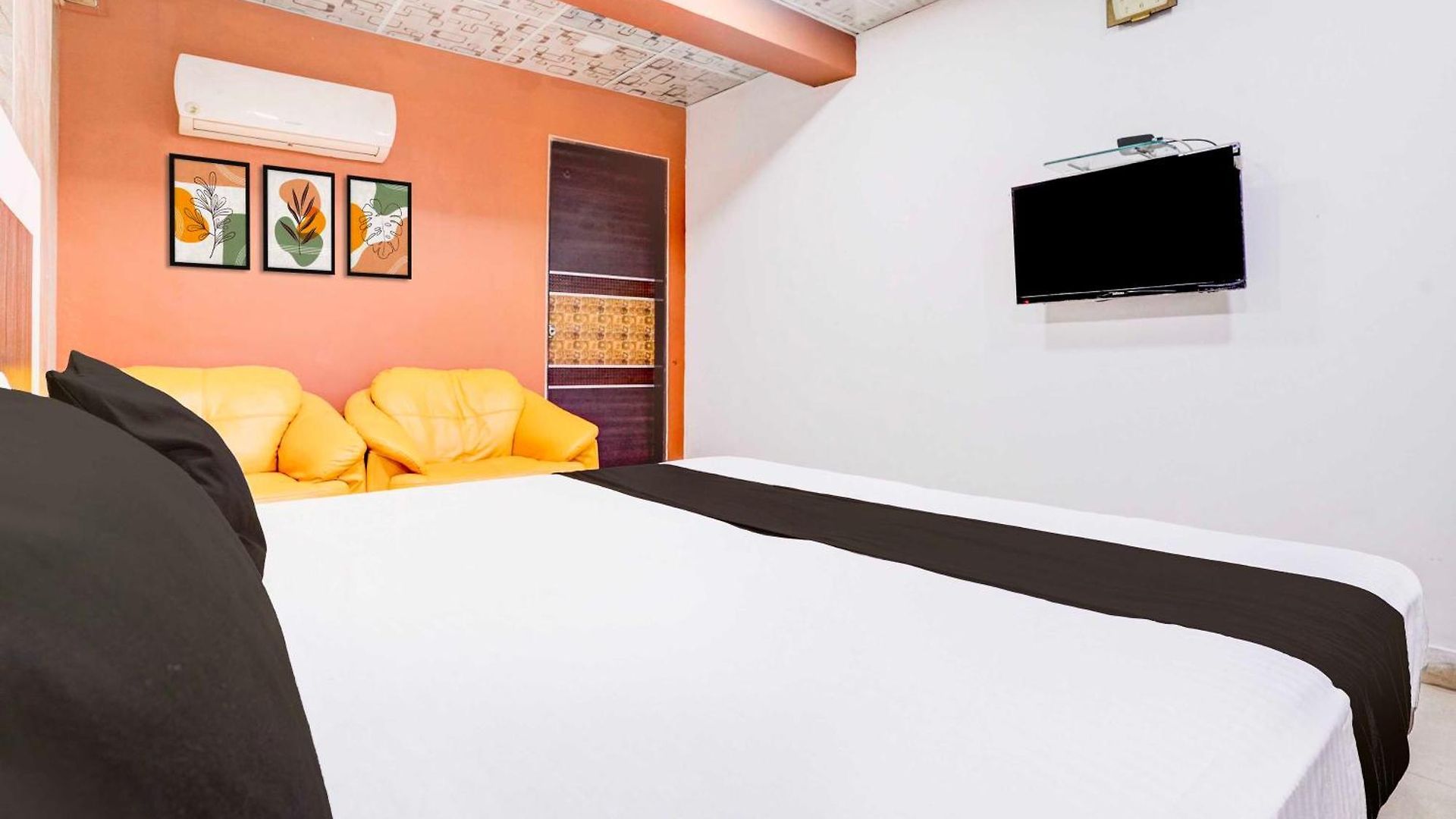 Hotel O Versova Metro Station