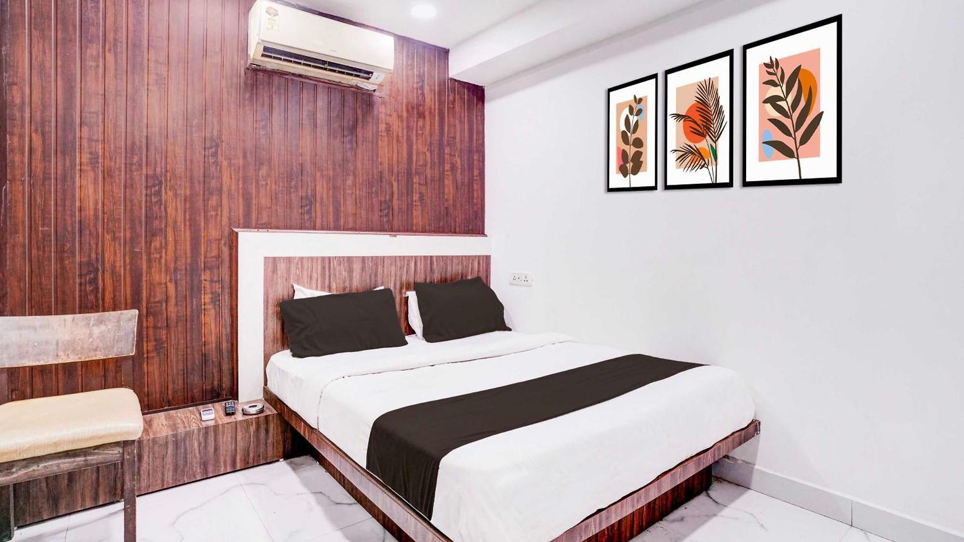 O Versova Metro Station Hotel 3*