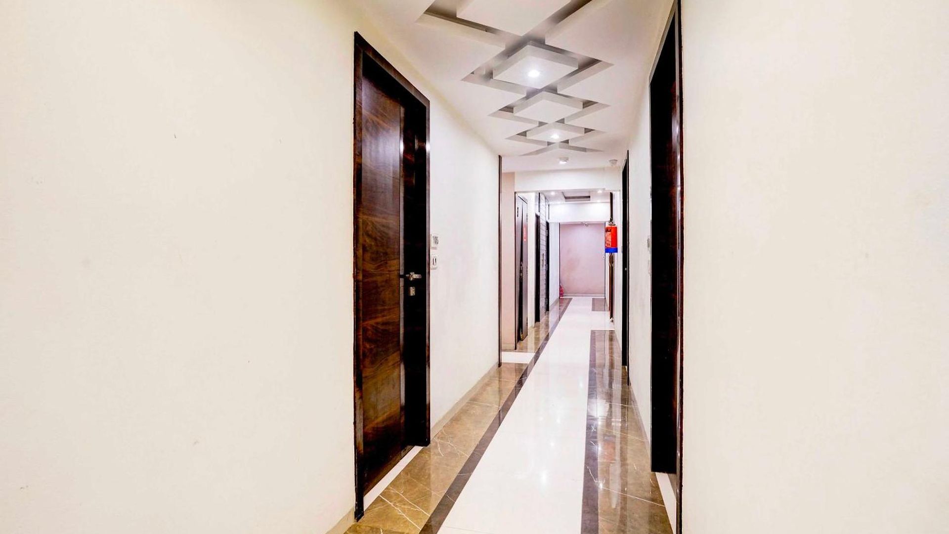 Collection O Chhatrapati Shivaji Maharaj Metro Station Hotel
