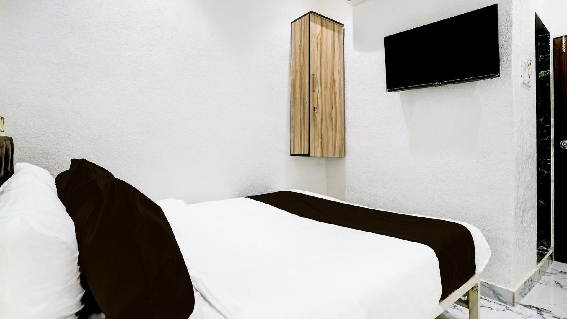 O Khar East Near Railway Station 3*