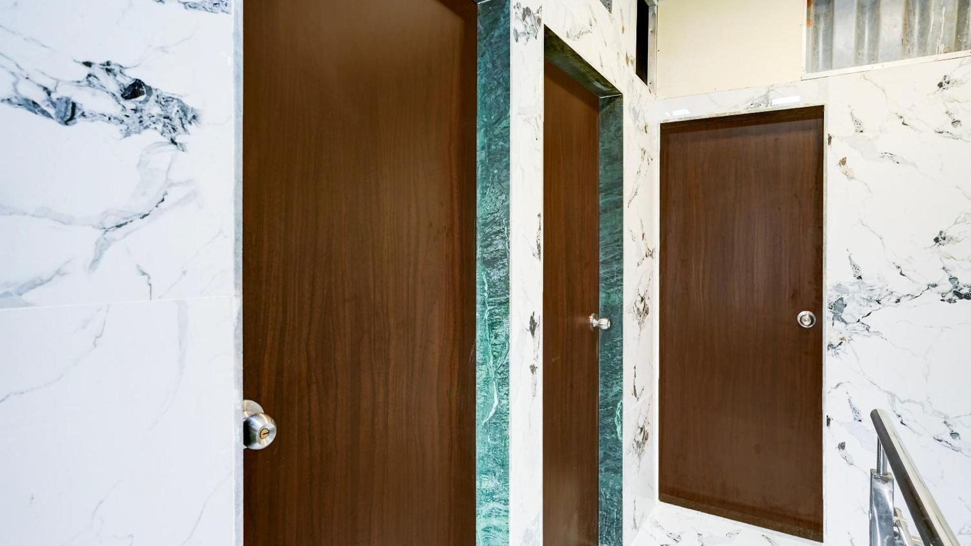 Hotel O Khar East Near Railway Station 3*