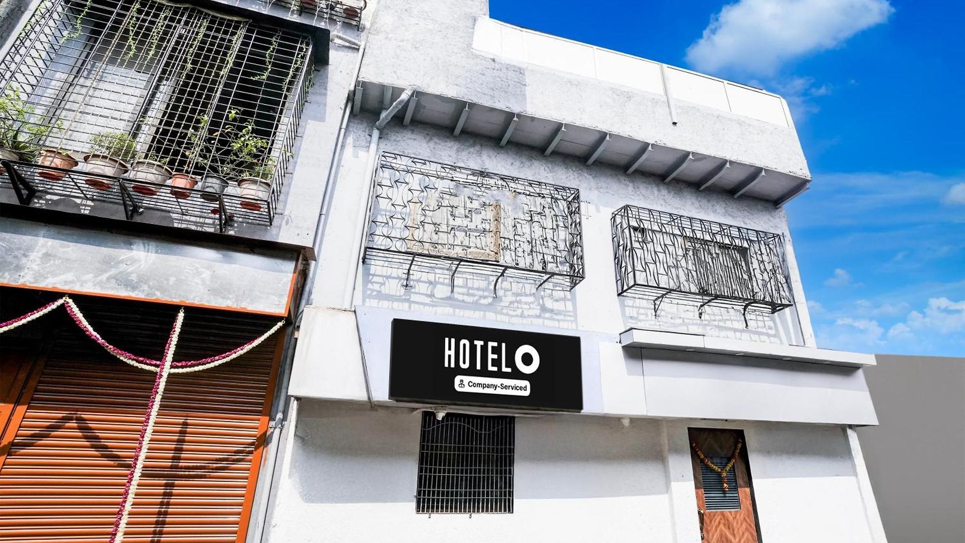 O Khar East Near Railway Station 3*