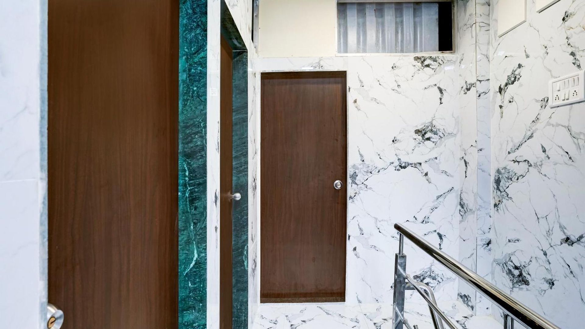 O Khar East Near Railway Station 3*
