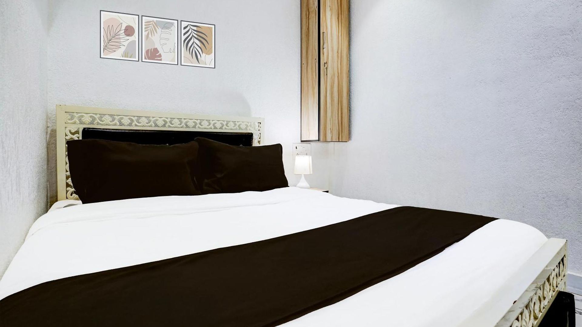 Hotel O Khar East Near Railway Station