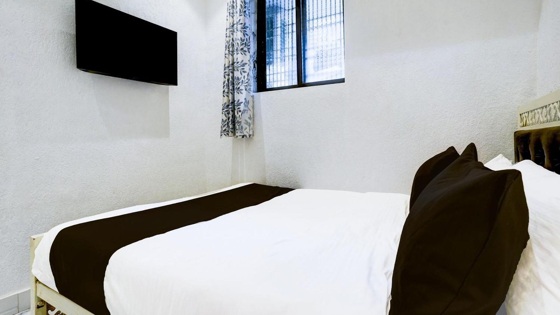 Hotel O Khar East Near Railway Station Mumbai