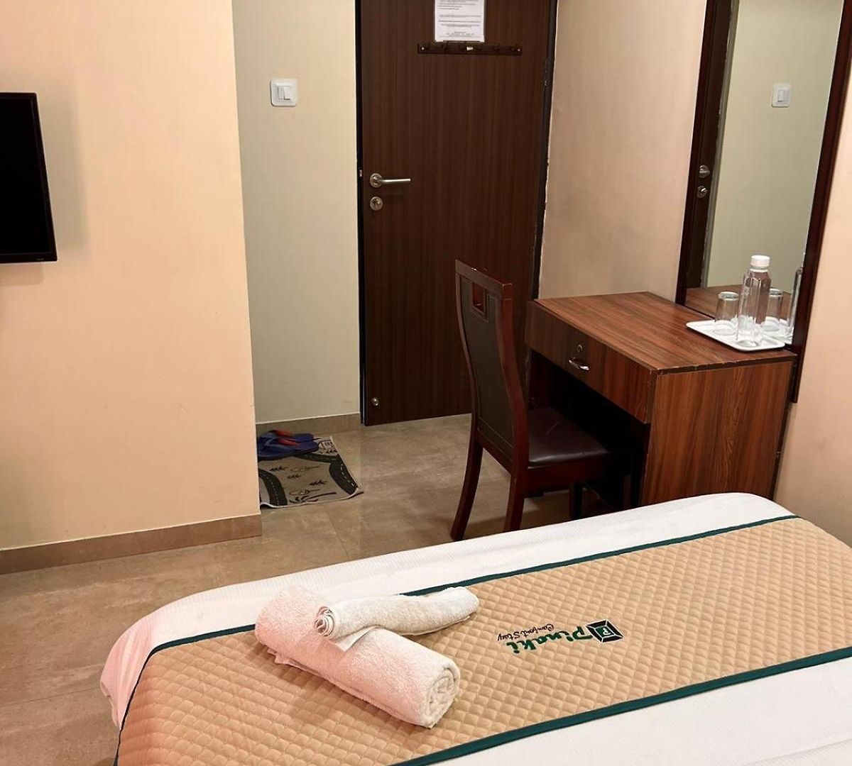 Pinaki Comfort Malad - Near Nesco & Oberoi Mall Hotel 3*