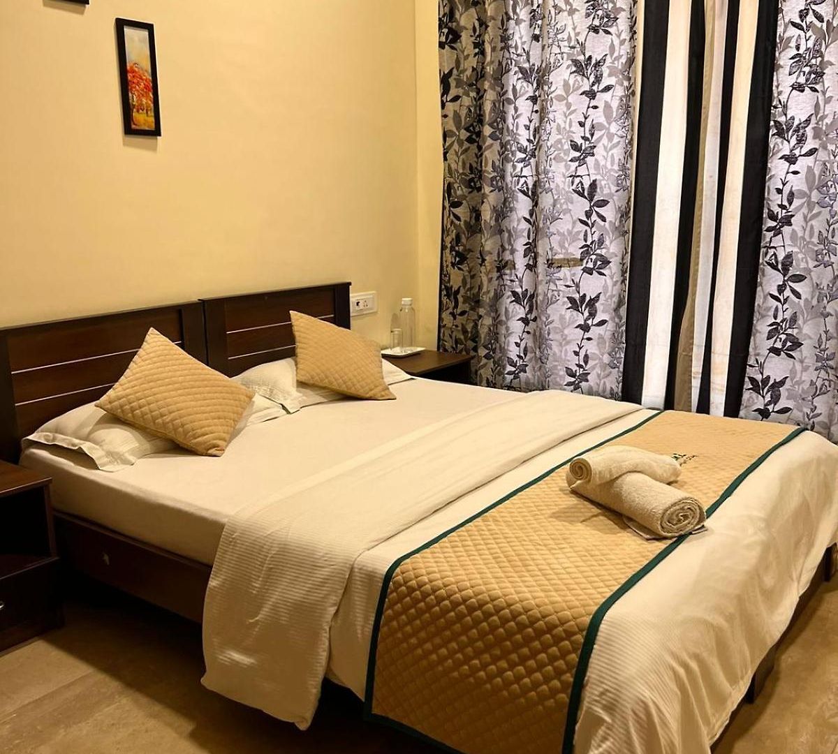 Hotel Pinaki Comfort Malad - Near Nesco & Oberoi Mall Mumbai