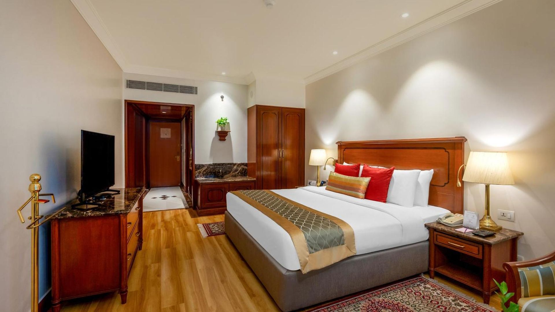 Hotel The Orchid Parle 5*
