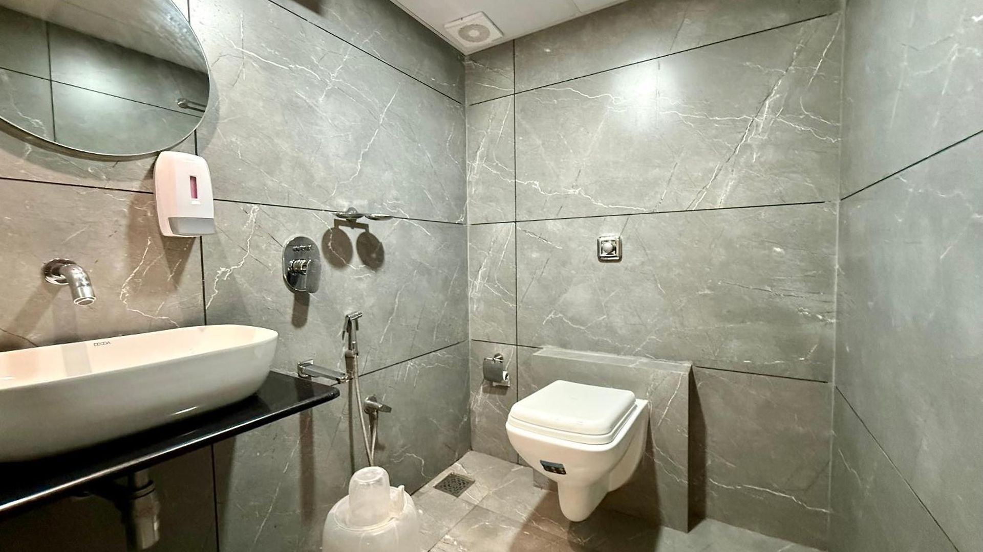 Riza Nesco Exhibition Centre Goregoan 3*