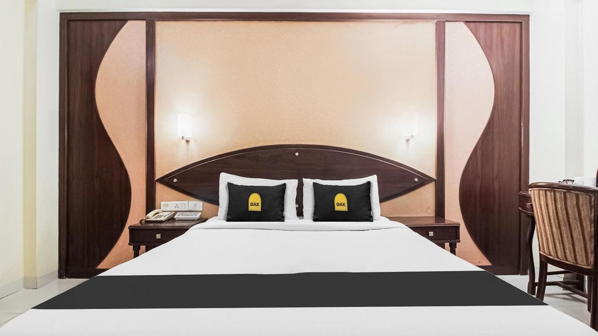 Townhouse Oak Shubhangan Near Juhu Hotel