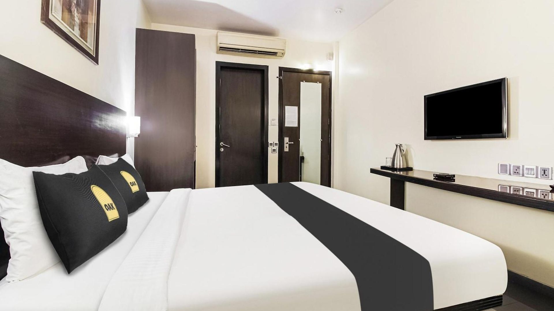 Townhouse Oak Shubhangan Near Juhu Hotel Mumbai