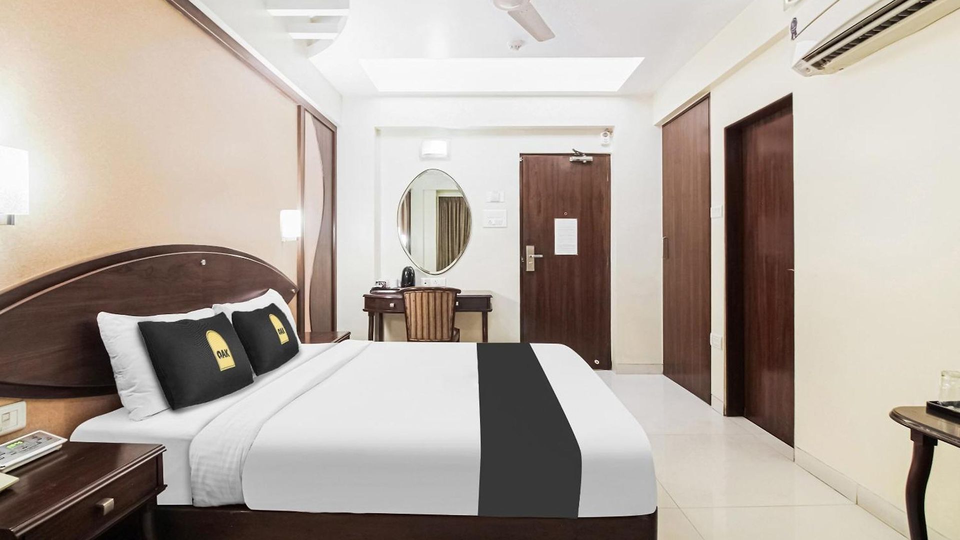 Hotel Townhouse Oak Shubhangan Near Juhu 4*