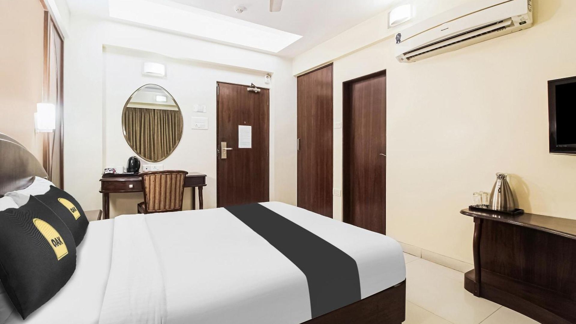 Hotel Townhouse Oak Shubhangan Near Juhu Mumbai