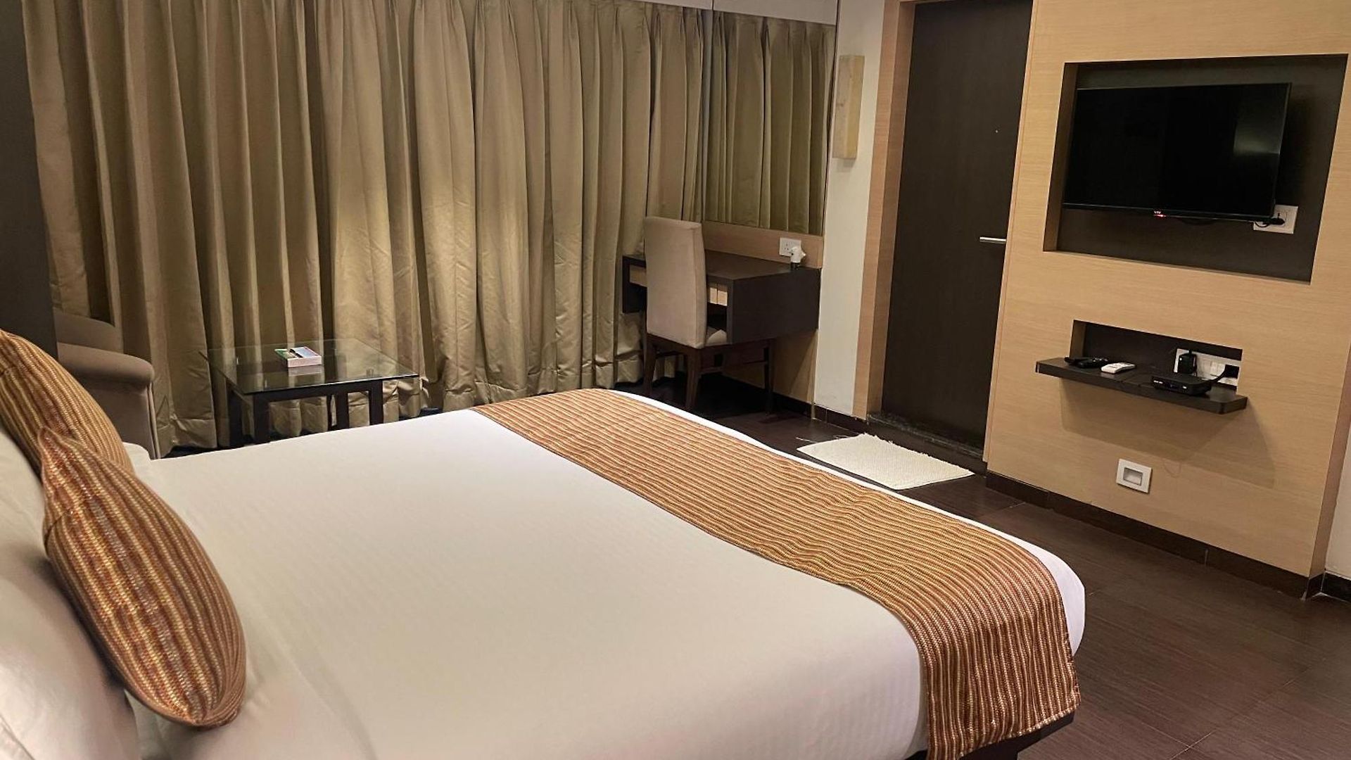 Galaxy Beacon Hotel, Santacruz ,mumbai Hotel 4*