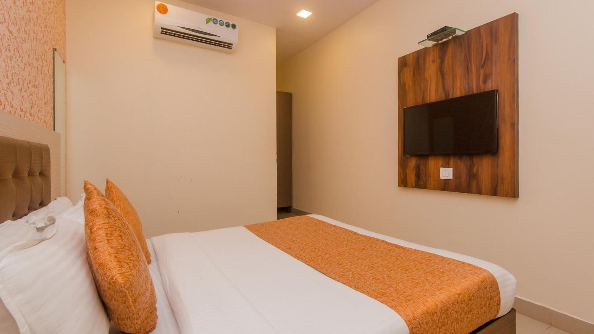 Hotel O Golden Nest Near Chhatrapati Shivaji International Airport