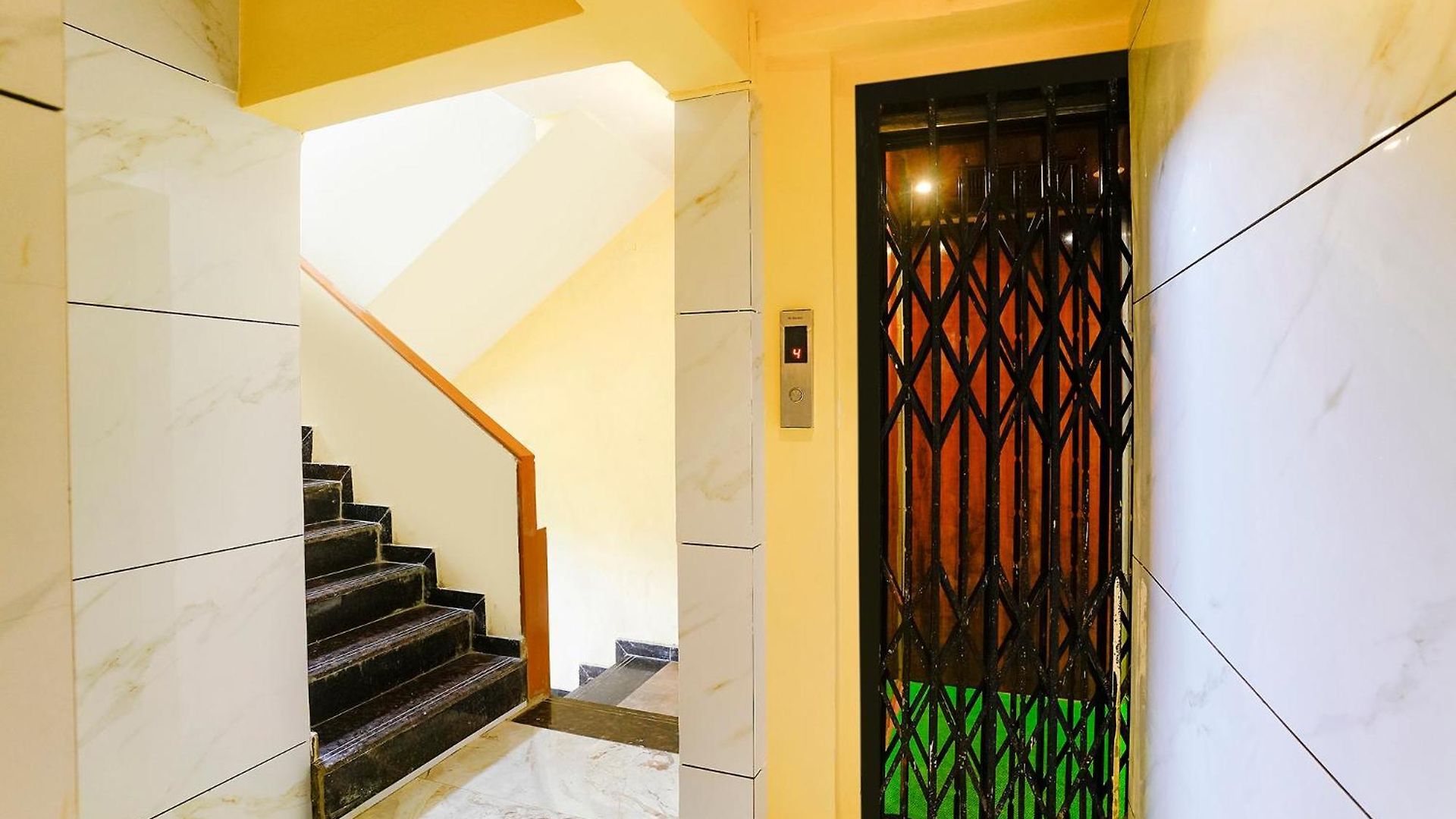 Fabhotel Ratna Mahal 3*