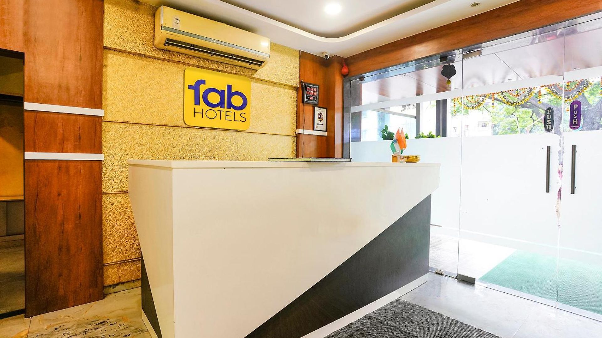 Fabhotel Ratna Mahal Hotel