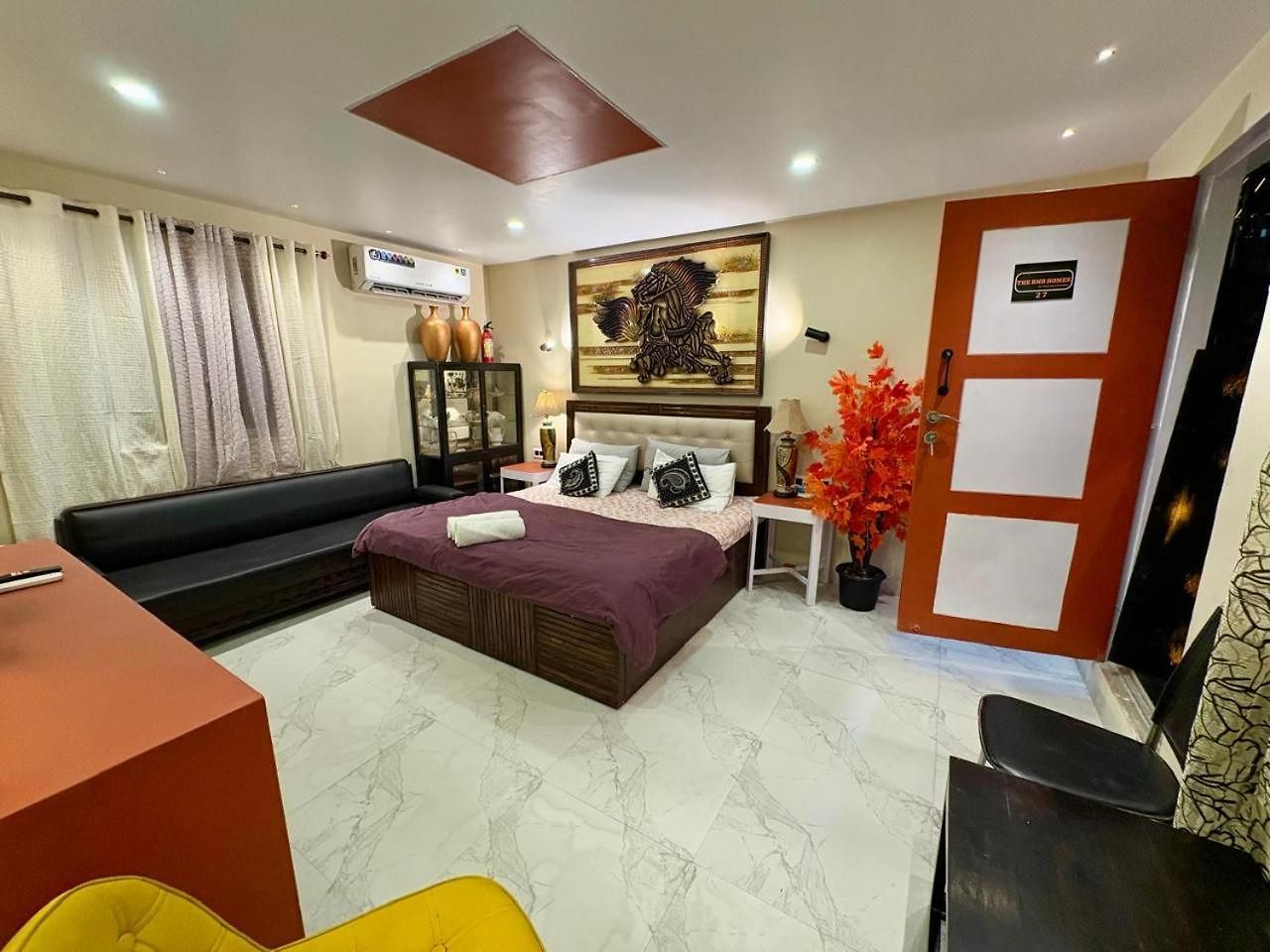 - 27, One Bedroom Apt- Bandra West Apartment *