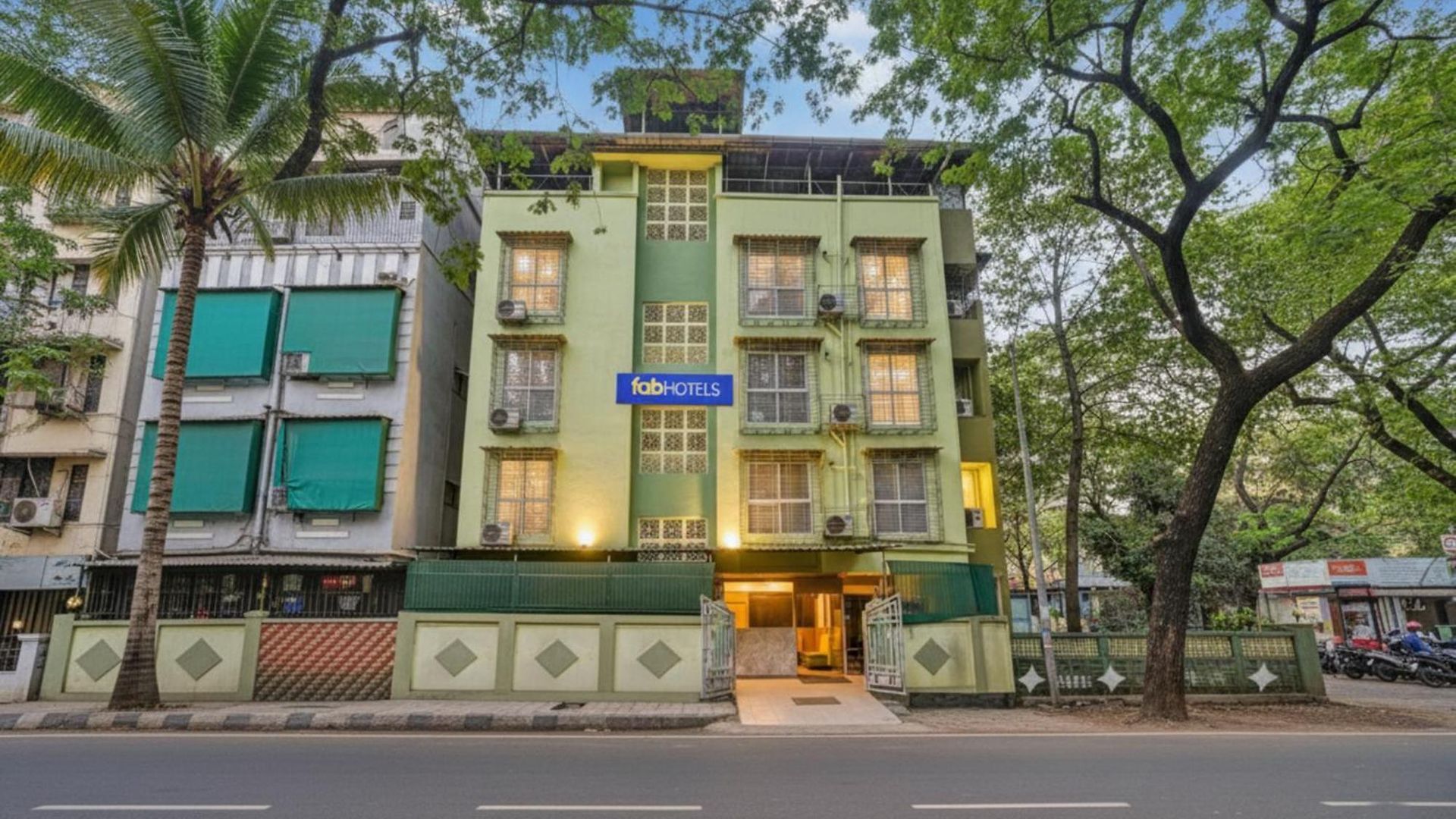 Hotel Fabhotel Utsav Residency