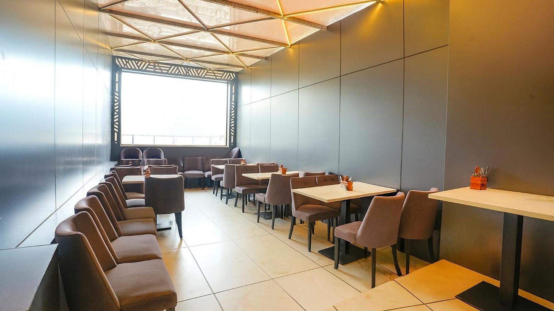 Fabhotel Nexus - Nr Nesco Hotel