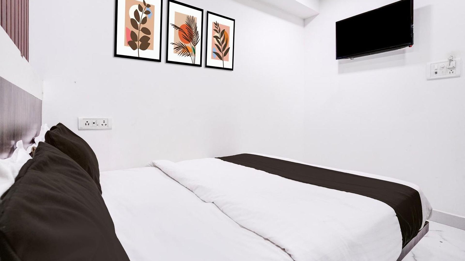 O Versova Metro Station Hotel