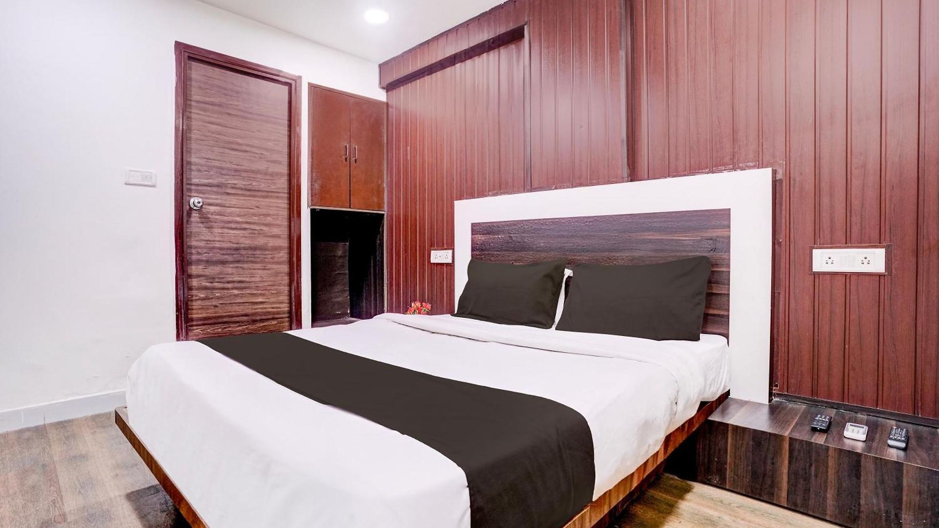 O Versova Metro Station Hotel 3*
