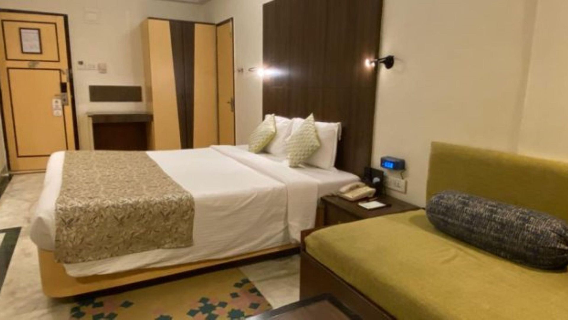 Hotel Regenta Place The Emerald 4*