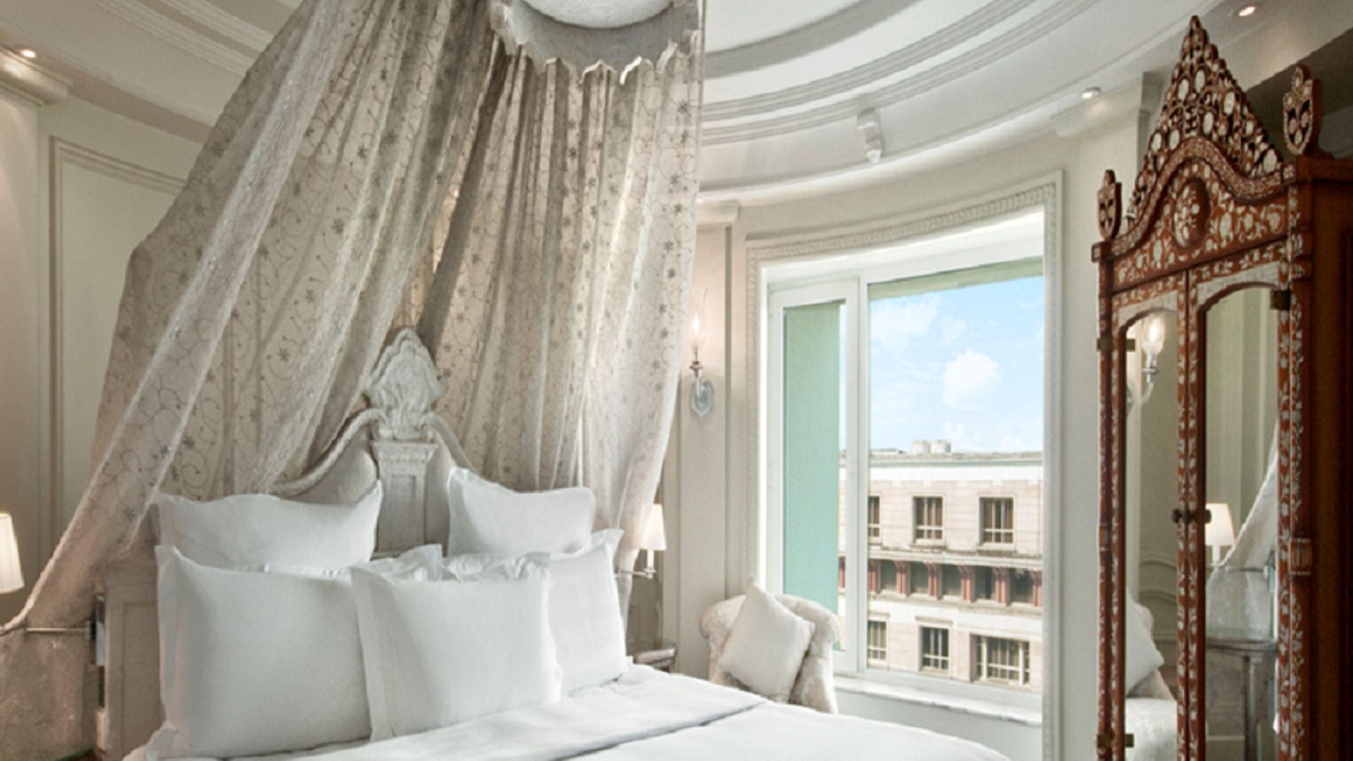 Hilton International Airport 5*
