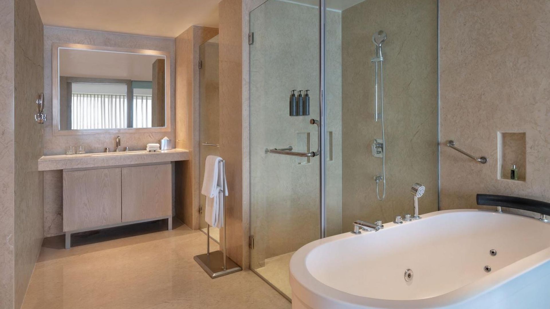 Courtyard By Marriott International Airport 5*