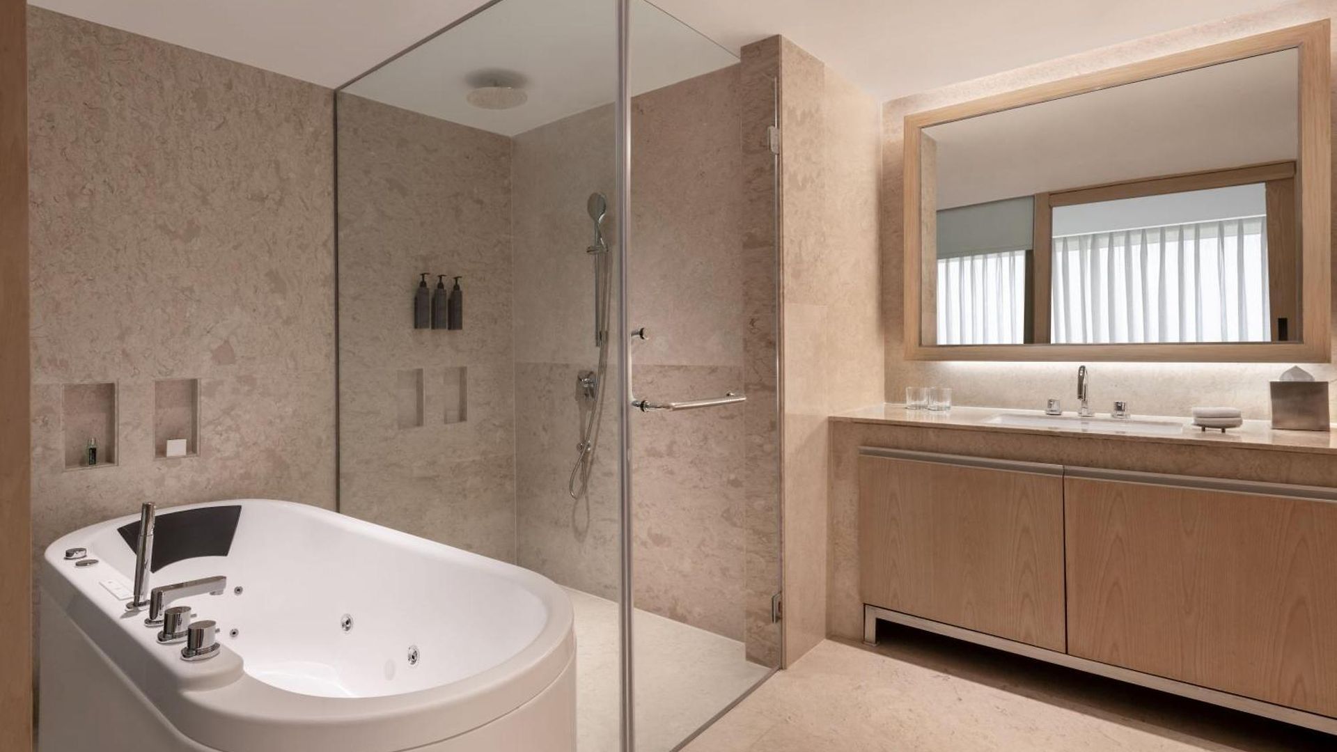 Courtyard By Marriott International Airport 5*