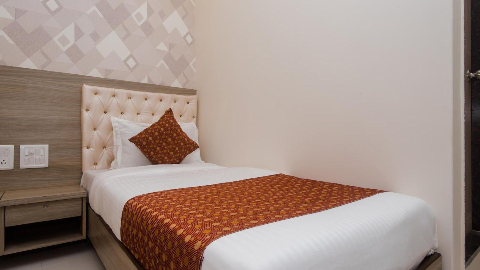 Hotel O Golden Arch Mumbai